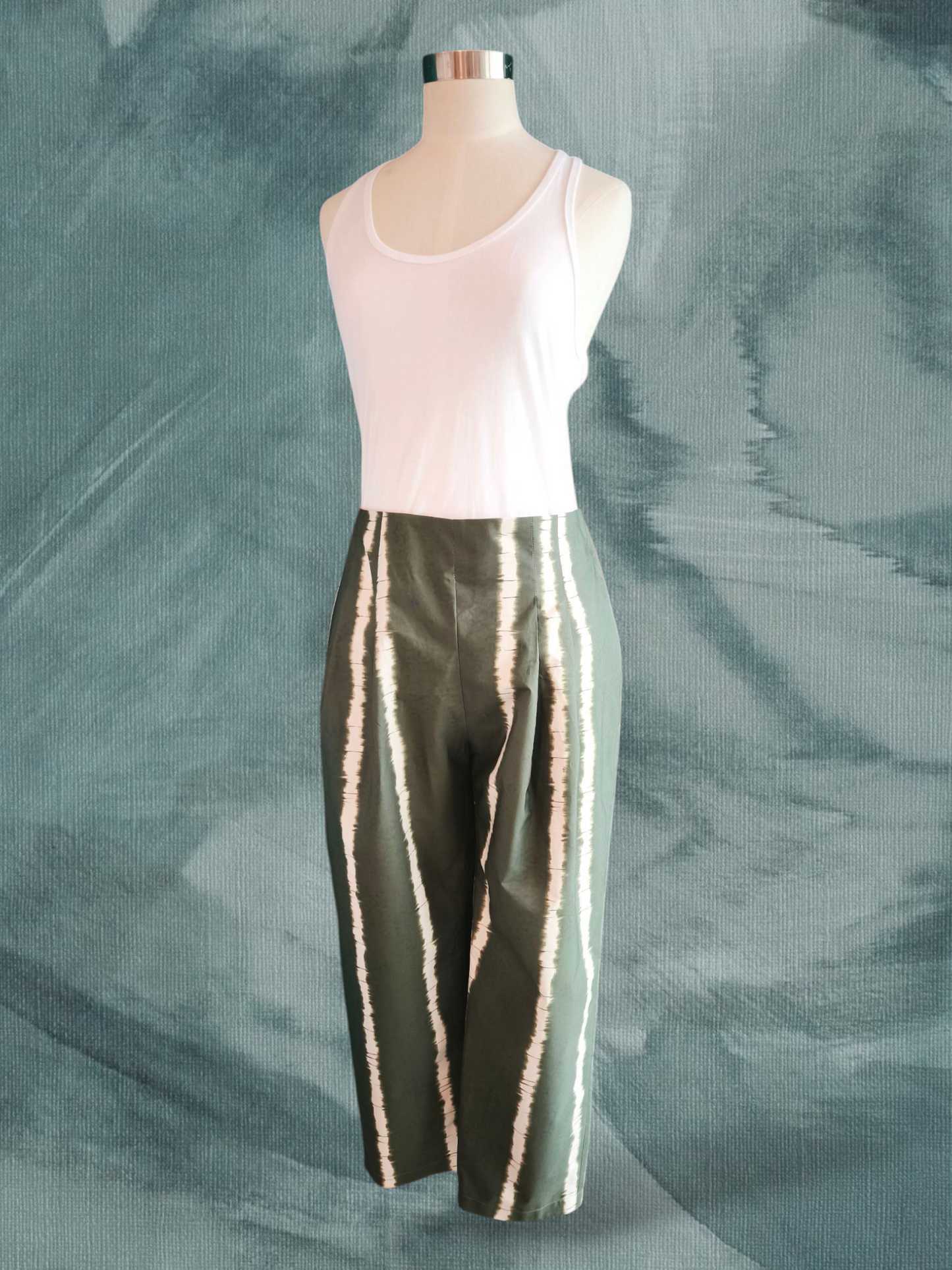 Pantalone con pieghe davanti