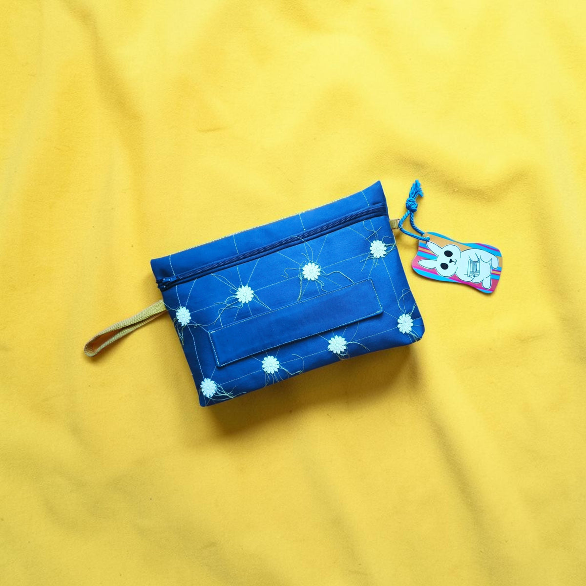 Pochette con margherite cucite
