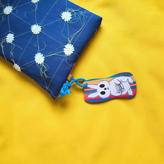 Pochette con margherite cucite