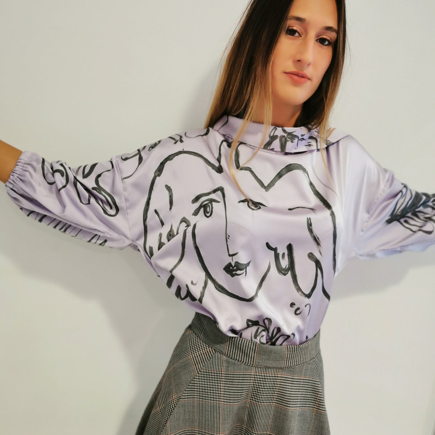 Blusa in seta lilla dipinta a mano