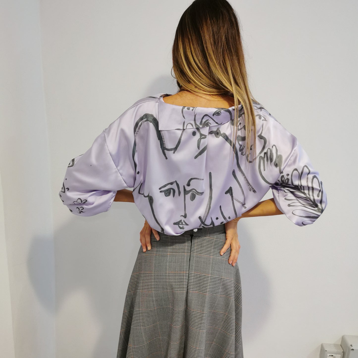 Blusa in seta lilla dipinta a mano