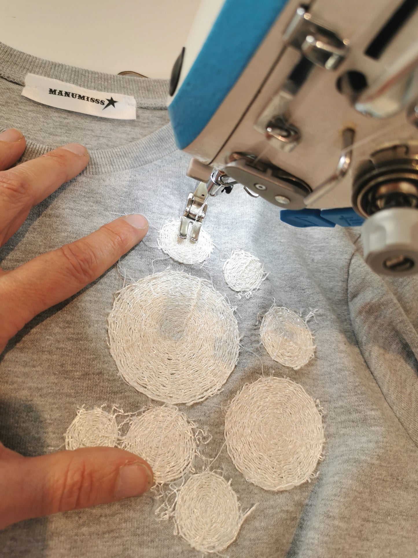 Felpa girocollo con applicazioni decorative in nylon