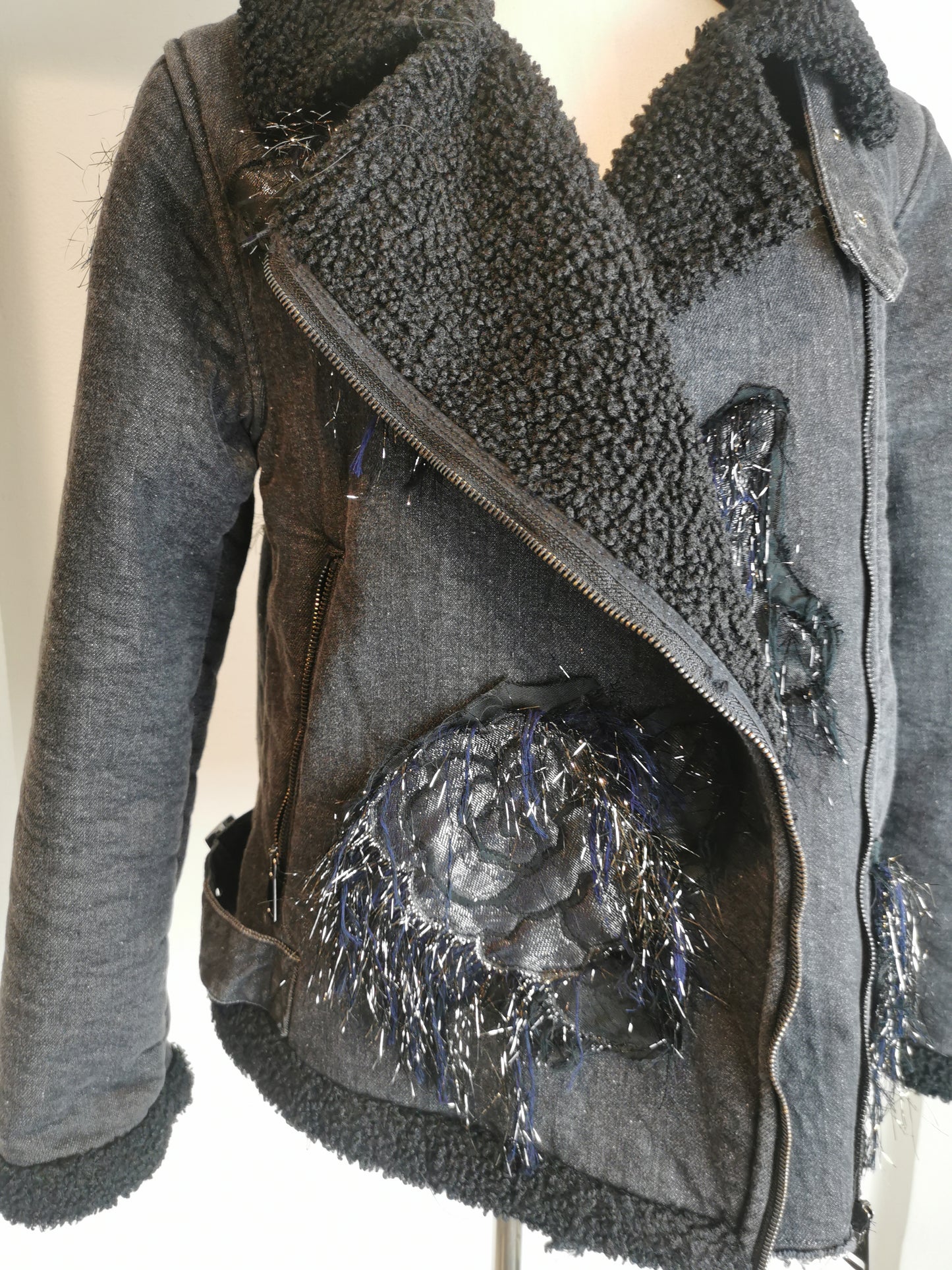 Chiodo in JEANS nero con applicazioni sartoriali