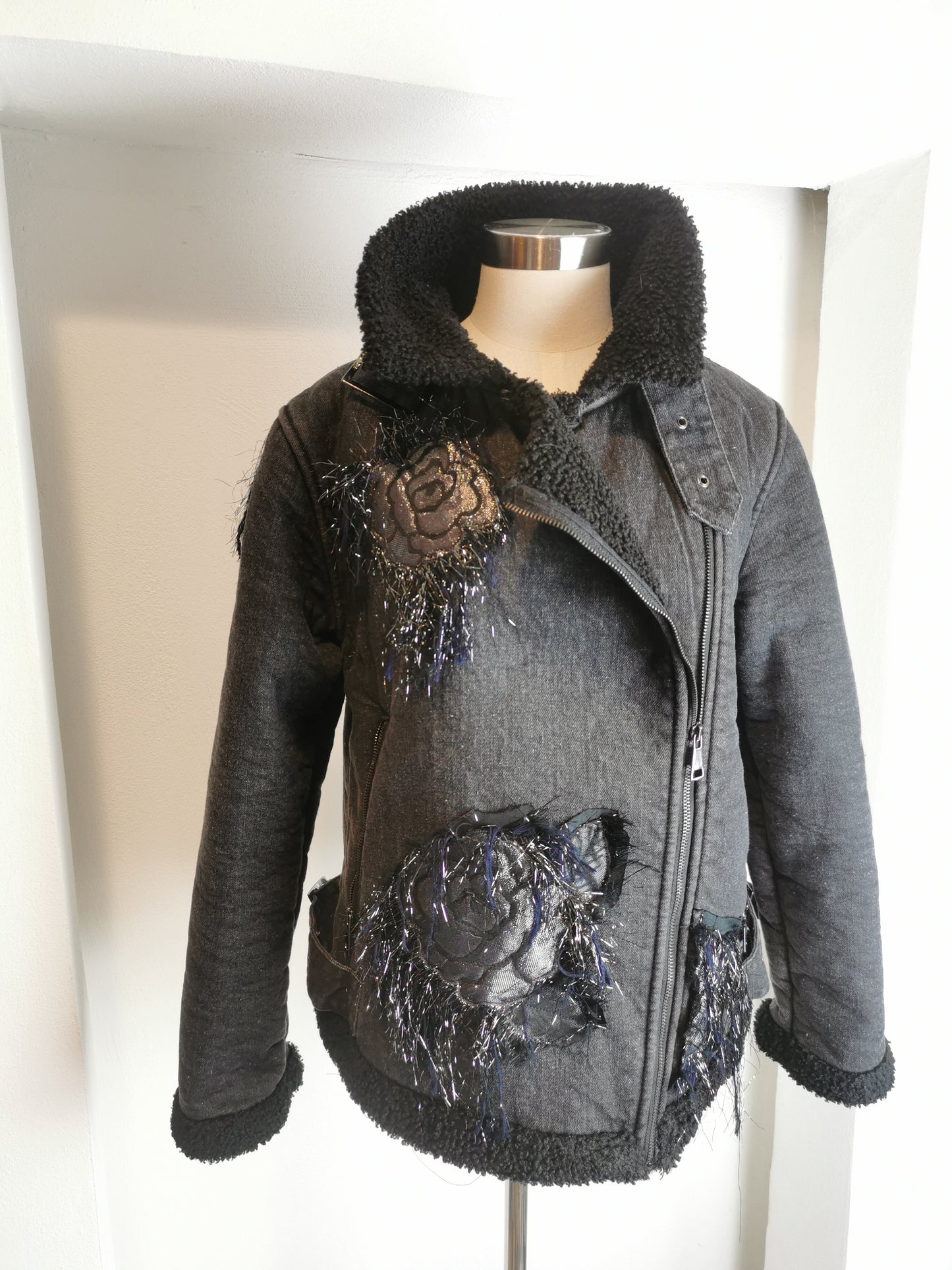 Chiodo in JEANS nero con applicazioni sartoriali