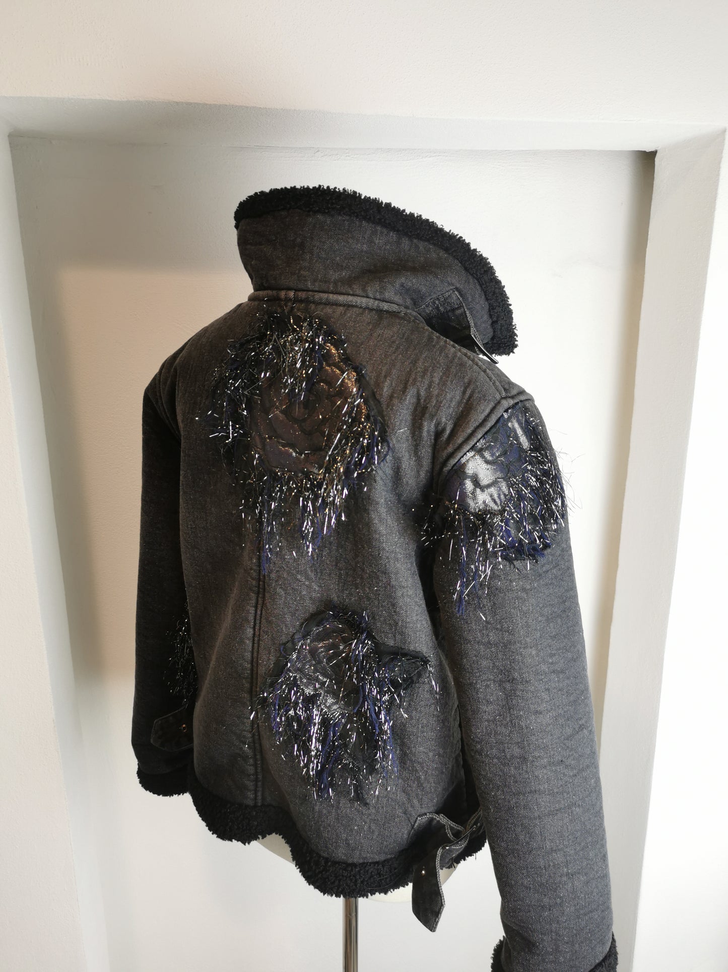 Chiodo in JEANS nero con applicazioni sartoriali