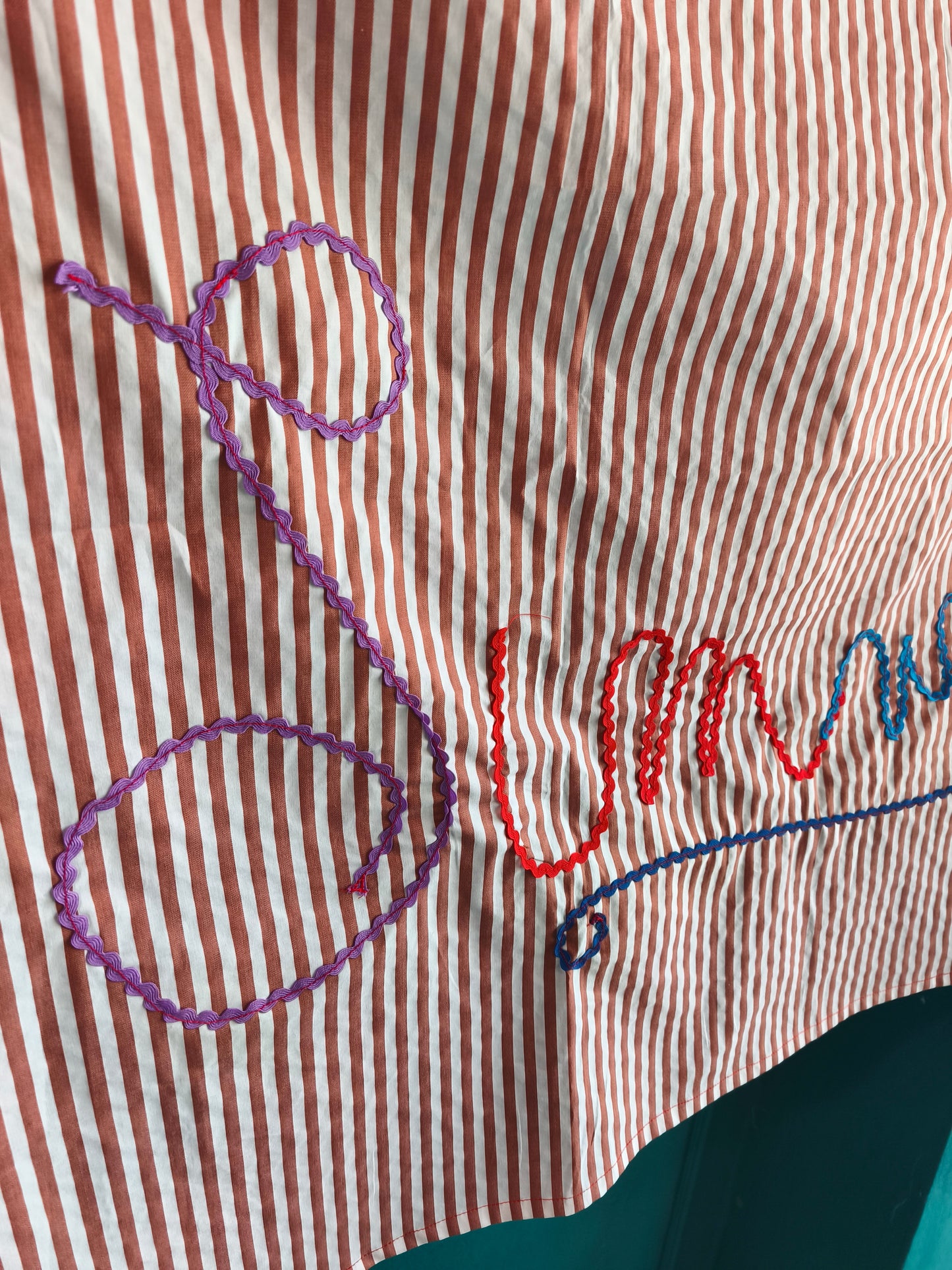 Paréo n.11 in cotone a righe con scritta "Summer"cucita  in nastro multicolore ondulato.