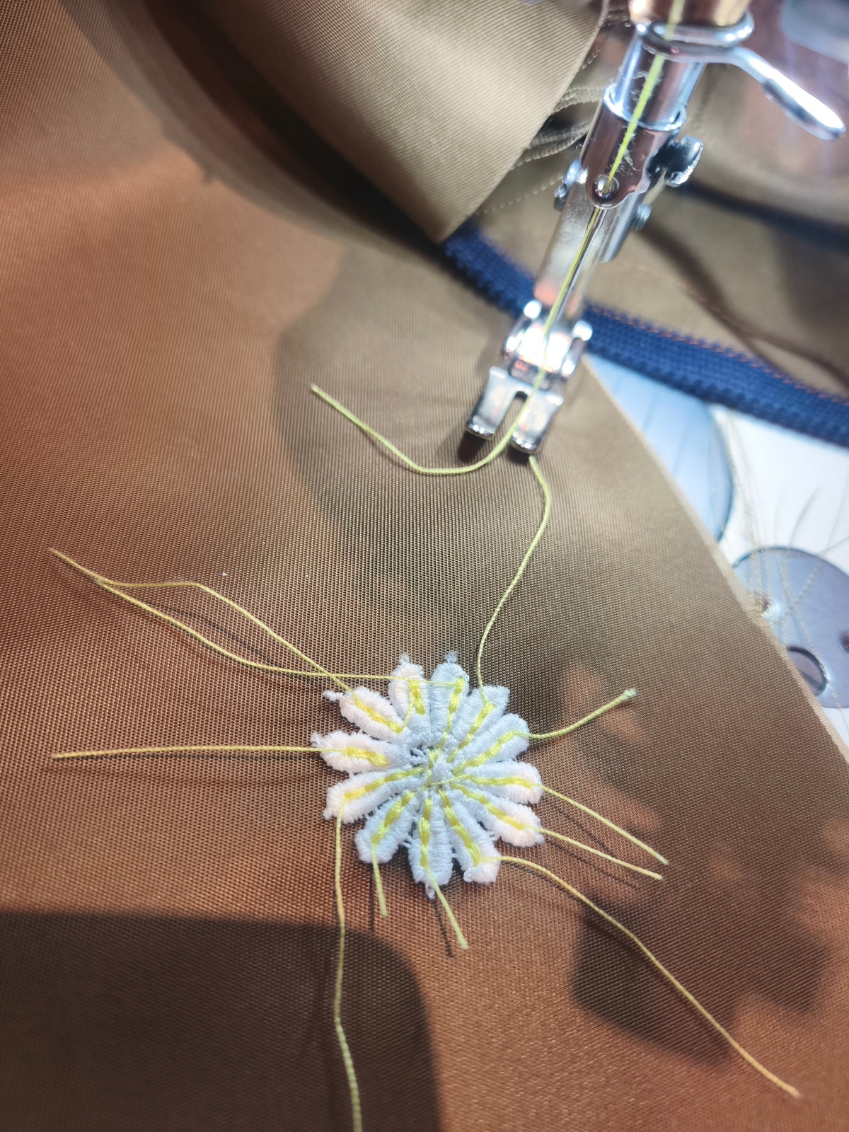 Impermeabile con applicazioni margherite