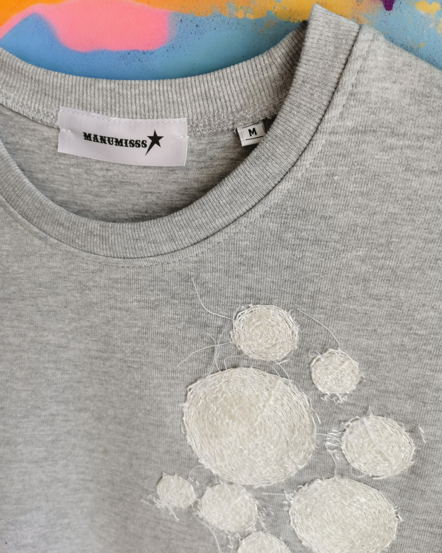 Felpa girocollo con applicazioni decorative in nylon